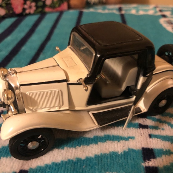 ARKO 1932 Ford Three Window Coupe Diecast 1:32 - Picture 5 of 11